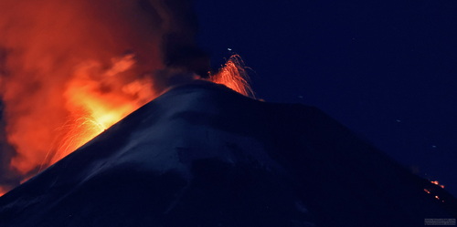 Фонтанирование лавы на высоту до 300 м. над кромкой. Мощное излияние лавы в Апахончиский жёлоб. (27.10.23)