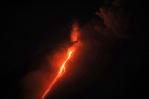 Лавовый поток и выбросы в кратере (29.10.23)