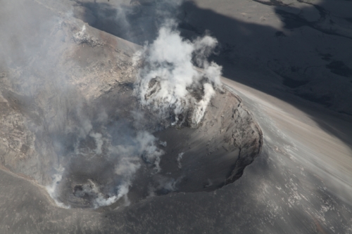 Кратер вулкана Карымский во время облета