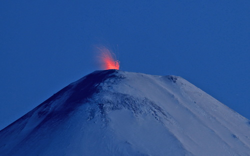 Вершинное извержение в кратере Ключевского. Выбросы раскалённого материала (около 30 выбросов за час) на высоту до 150м. над кромкой кратера (27.08.23)
