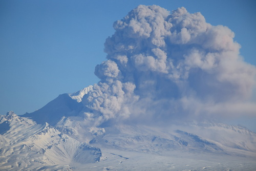Небольшой пепловый Выброс (возможно мощная обвальная лавина) на высоту около 4500 м (05.03.23)